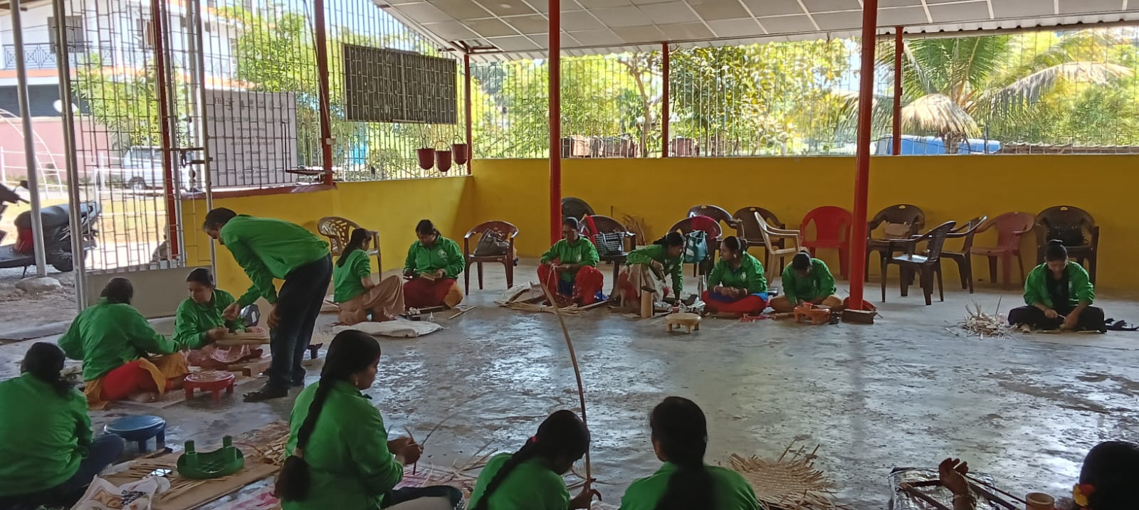 Trainees involved in the crafts making